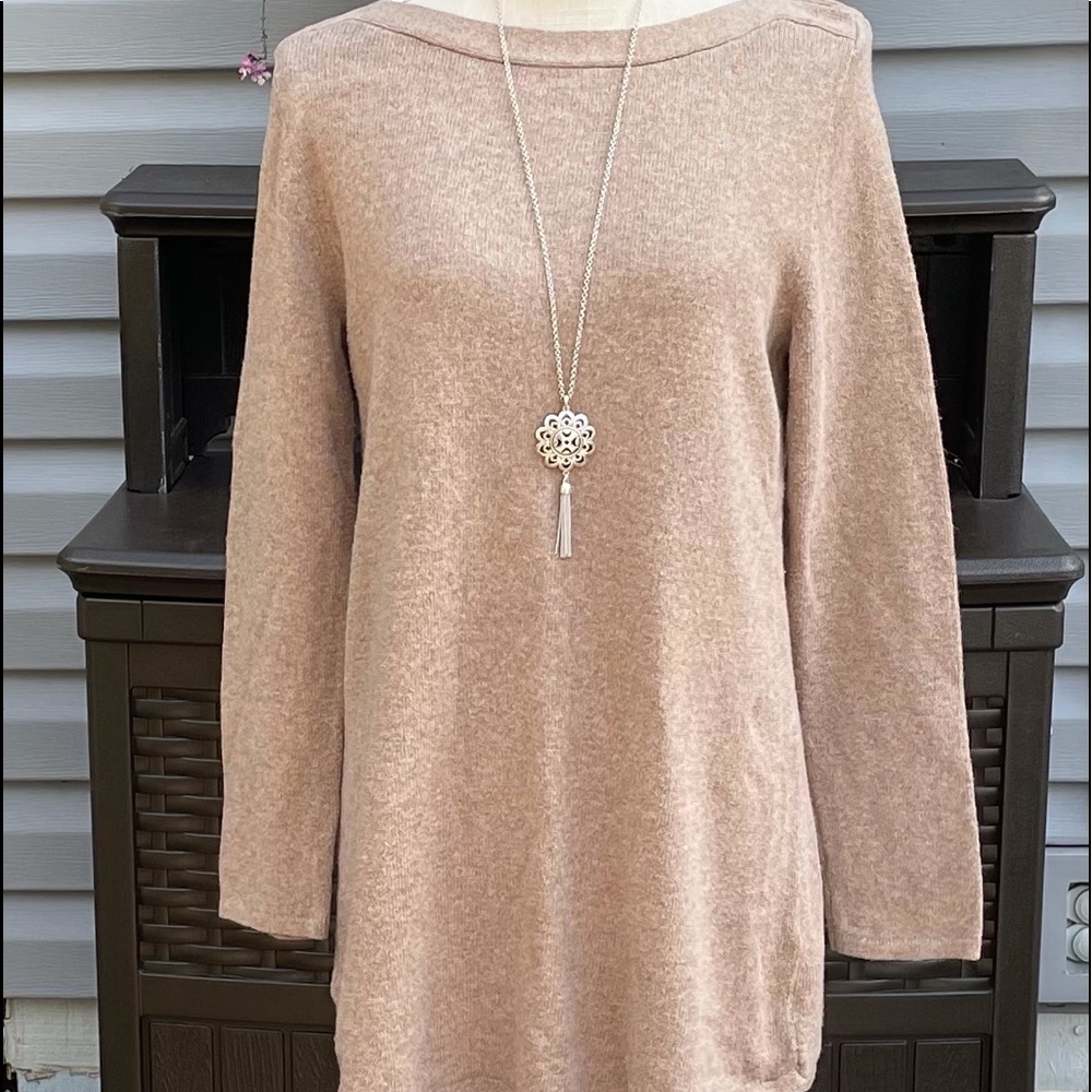 Soft, comfortable boat-neck, tunic style-sweater. Size M.